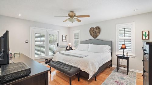 5904 Bayview Cir, Saint Petersburg FL  33707-3930 exterior