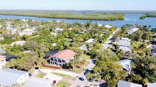 123 Bayview Ave, Fort Myers Beach, FL 33931-3900