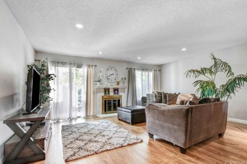 20032 Avenue Of The Oaks, Santa Clarita CA  91321-1365 exterior