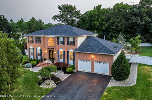 142 Serpentine Dr, Morganville NJ  07751-1400 exterior