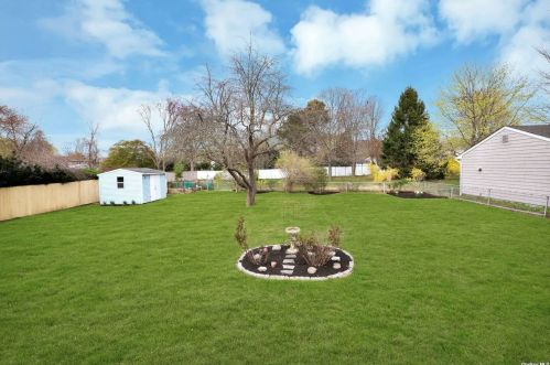 19 Riverdale Ave, Oakdale NY  11769-1544 exterior