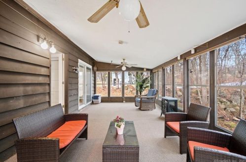 11 Palmer Dr, Gales Ferry CT  06335-1529 exterior