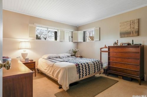 34 Flagstone Ln, Westbury NY  11590-6531 exterior