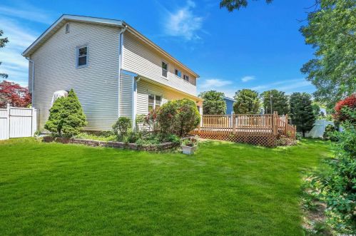 2 Maison Dr, Holbrook NY  11741-1314 exterior