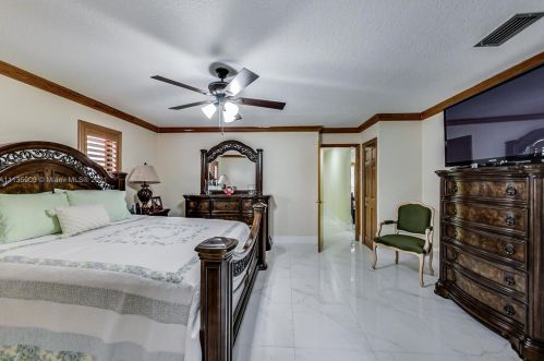 7534 5th Ct, Hialeah FL  33014-4921 exterior