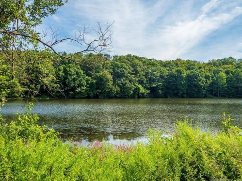 283 Mamanasco Rd, Ridgefield CT  06877-2425 exterior