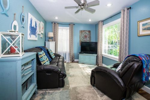 414 Circle Dr, Williams Bay, WI 53191-3748