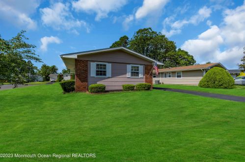 41 Clay Cir, Bricktown, NJ 08724-1945