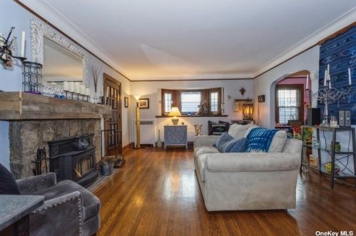 307 Carnation Ave, Floral Park, NY 11001-3435