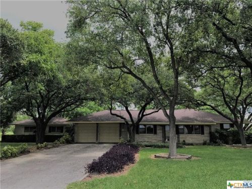 3341 Austin St, Seguin, TX 78155-7366