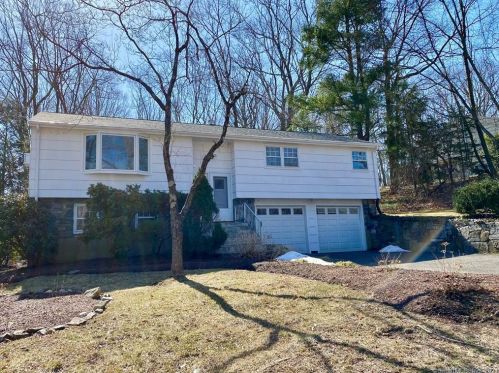 24 Parlor Rock Rd, Bridgeport, CT 06611-1323
