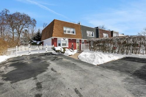 16 Whitman Ct, Middletown, NY 10941-1815