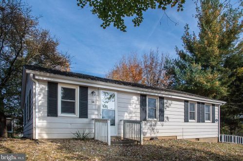 14 Cedar St, Round Hill VA  20141-2628 exterior
