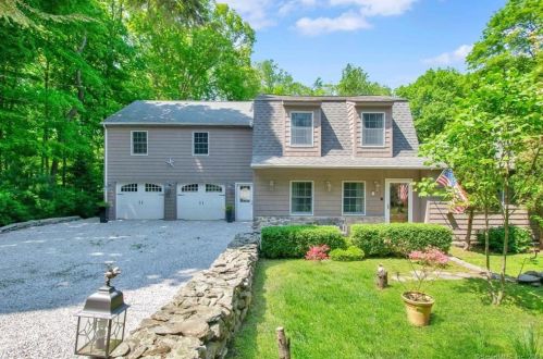 15 Carmen Ln, Upper Stepney, CT 06468-1520