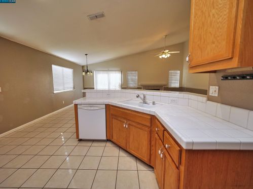 1062 Schadeck St, Manteca CA  95336-5956 exterior