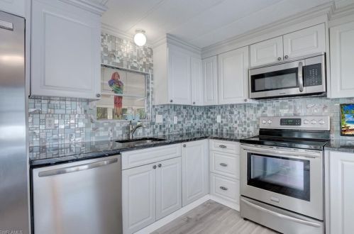 133 Willow Ln, Naples, FL 34114-8139
