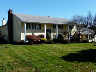 10 Nottingham Dr, Scituate, RI 02831-1819