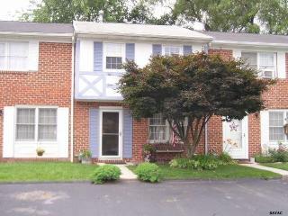 702 Hills Dr, Gettysburg, PA 17325-2440
