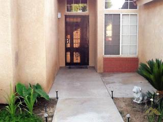 7405 Sandrinilla St, Bakersfield, CA 93313-4413