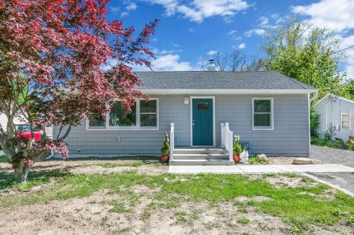 45 Cherubina Ln, Babylon, NY 11703-1705