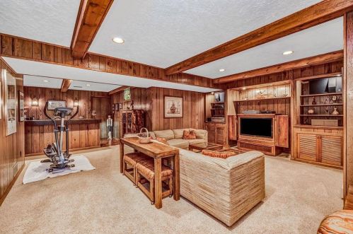 2002 Beechcroft Ct, Cincinnati OH 45233-1713 exterior