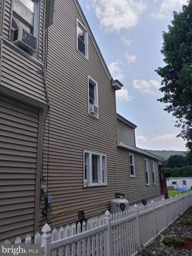 225 Pike St, Port Carbon, PA 17965-1509