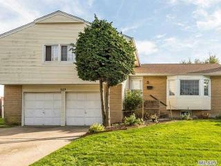 307 Prince Ave, Freeport, NY 11520-1029