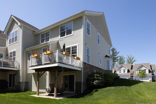 16 Highridge Rd, Waterbury, CT 06762-2946