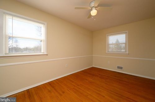 16 Gloucester Ln, Trenton NJ  08618-1006 exterior