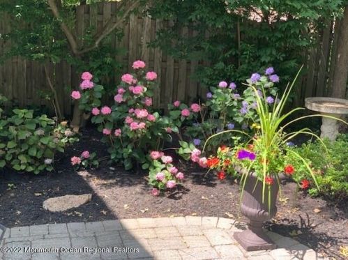 4 Laurel Dr, Little Silver NJ 07739-1416 exterior