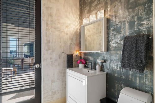 4828 Peninsula Dr, Daytona Beach FL 32127-7203 exterior