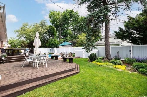 18 Reed Ln, Westbury NY  11590-1943 exterior