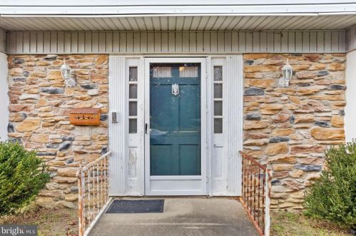 16 Turner Ln, Willingboro NJ  08046-3622 exterior