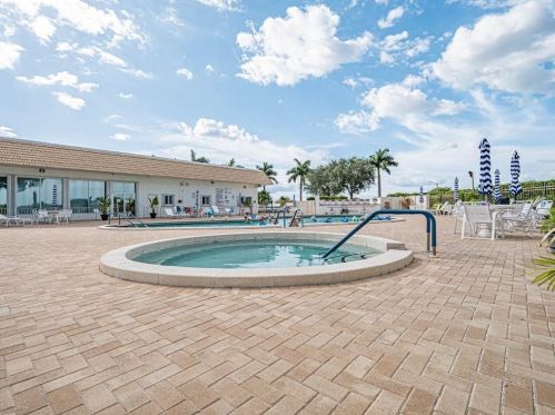 2021 18 Dr, Boynton Beach FL  33426-6418 exterior