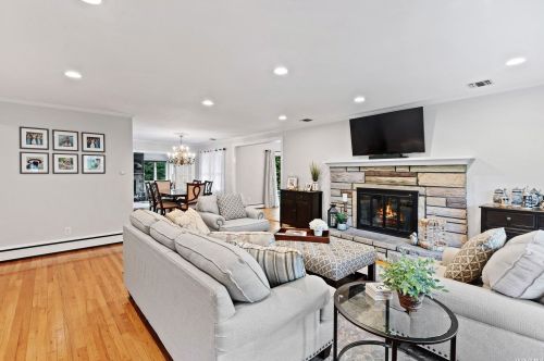 96 Vanderbilt Blvd, Oakdale NY  11769-2033 exterior