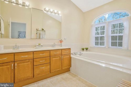8854 Eagle Rock Ln, Springfield VA  22153-1727 exterior