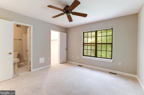 2053 Headlands Cir, Herndon VA  20191-3642 exterior