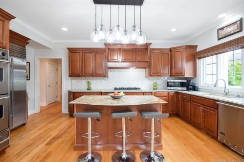 1 Winding Way, Bridgeport, CT 06611-2945
