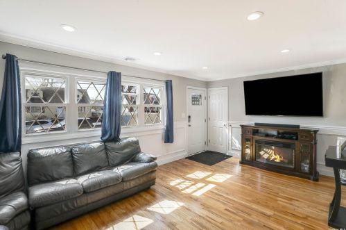 935 Greene Ave, North Lindenhurst, NY 11757-2124