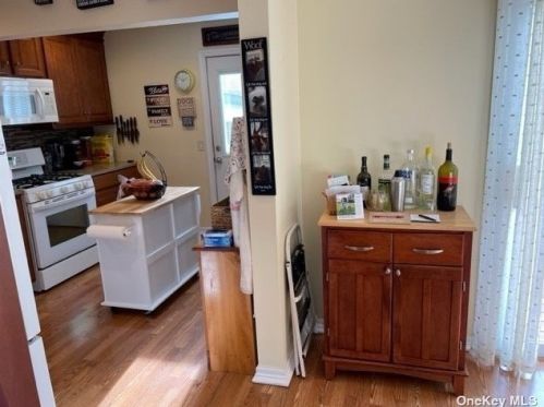 406 Old Farmingdale Rd, Babylon NY  11704-6424 exterior