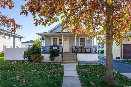 3666 Ionia St, Seaford, NY 11783-3021