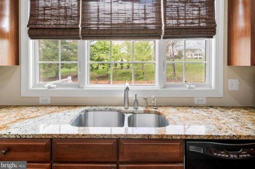 5737 Waterloo Bridge Cir, Haymarket VA  20169-8117 exterior