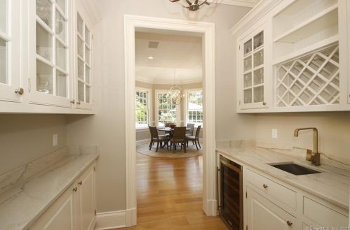 312 Ridgefield Rd, Wilton CT  06897-2329 exterior