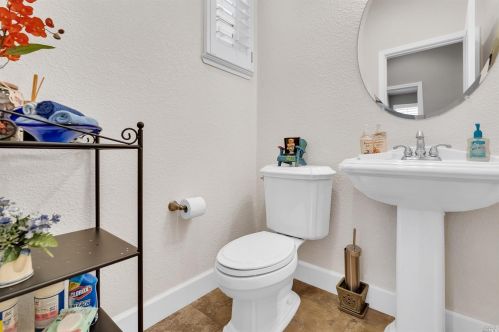 662 Canterbury Cir, Vacaville CA  95687-8225 exterior