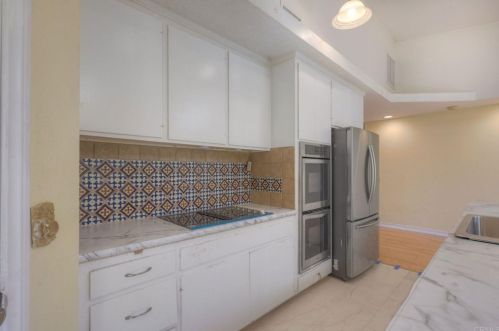 1015 Oak Dr, Vista, CA 92084-4654