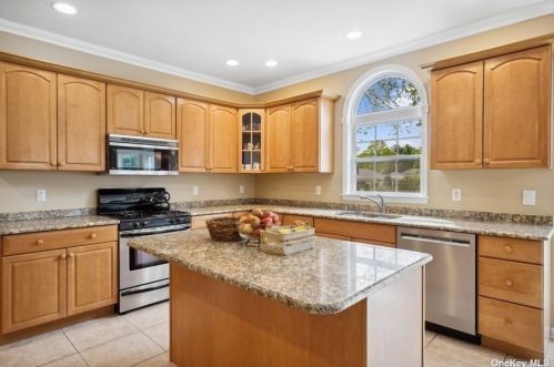 81 Stoothoff Rd, Elwood NY  11731-3917 exterior