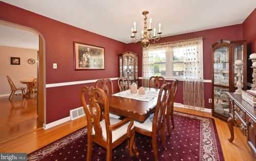 210 Wayne Dr, Riverton NJ  08077-3843 exterior