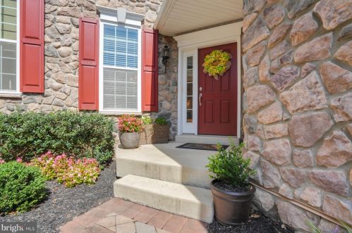 212 Hopewell Dr, Collegeville PA  19426-2852 exterior