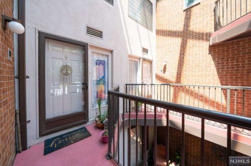 9 Lawrence Ct, Teaneck NJ  07666-6489 exterior