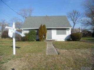15 Breeze Dr, Canaan Lake, NY 11772-4034